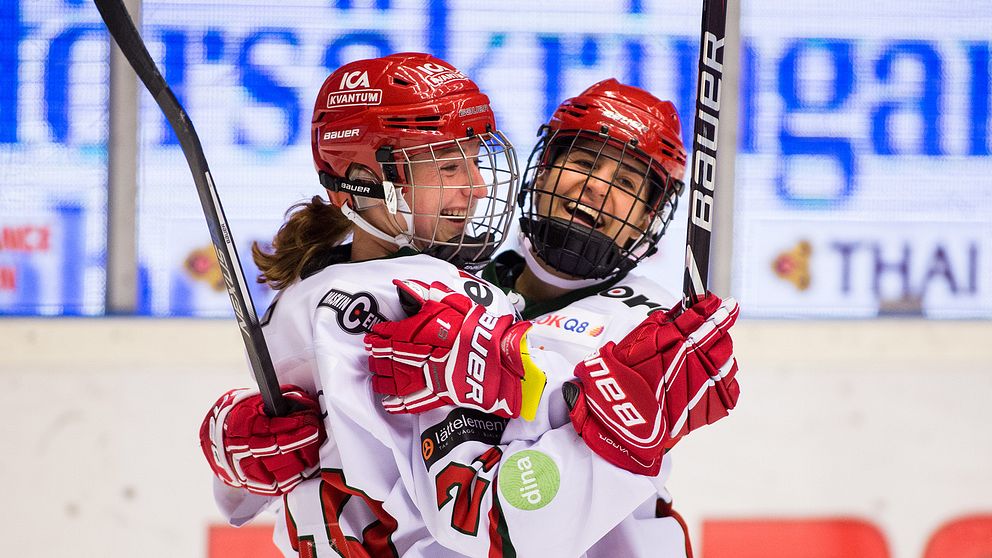Modos Lauren Wildfang jublar tillsammans med Michela Cava efter att ha gjort 3-2 under ishockeymatchen i SDHL mellan Brynäs och Modo den 19 september 2018 i Gävle.