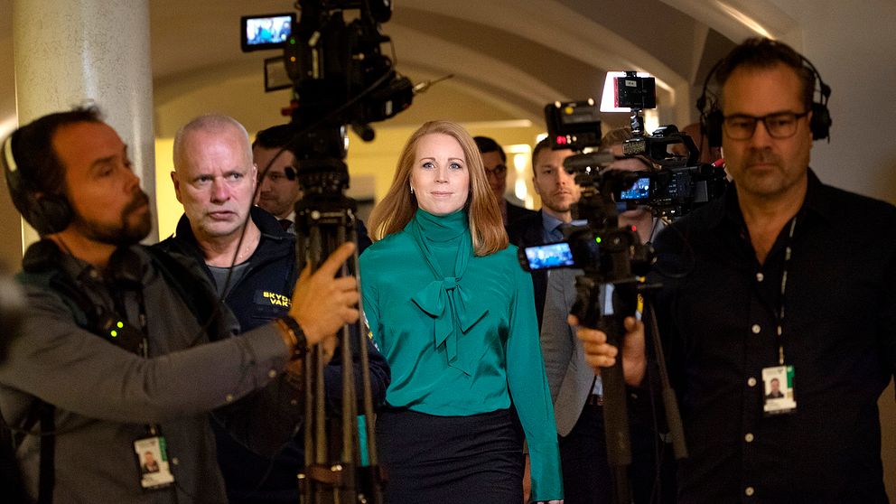 Annie Lööf (C) på väg till talmannen för att avrapportera sitt sonderingsuppdrag den 22 november 2018.
