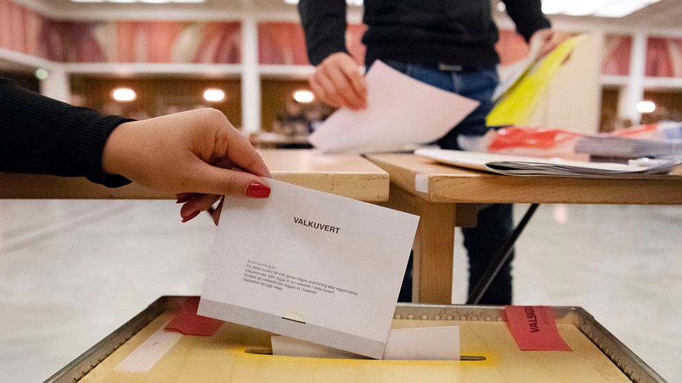 Valkuverten läggs i valurnan i Rådhushallen i Malmö där 50 personer räknar utlandsröster och sent inkomna förtidsröster i den så kallade onsdagsräkningen i valet 2018.