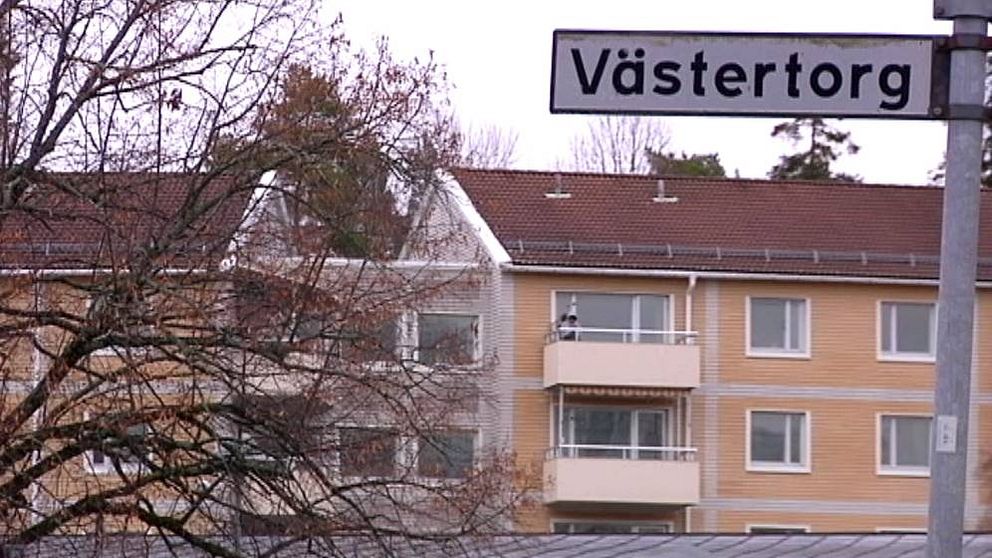 Tidig i morse utsattes en man i 20-årsåldern för rån i Eriksberg av tre maskerade män.