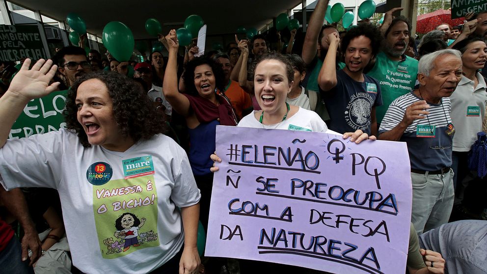 Demonstranter protesterar mot Brasiliens högerpresident Jair Bolsonaro.