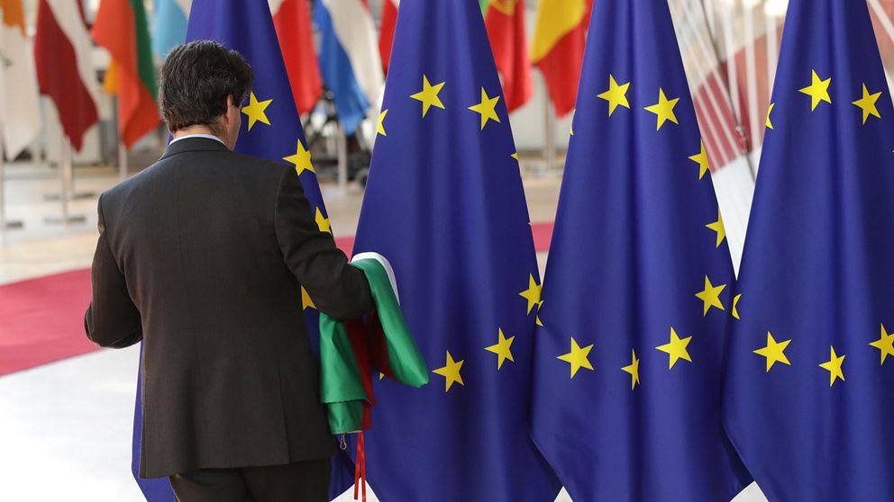 På bilden syns den Europeiska unionens flagga.