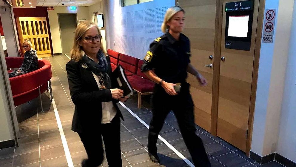 Chefsåklagare Marina Amonsson på väg in till häktningsförhandlingen.