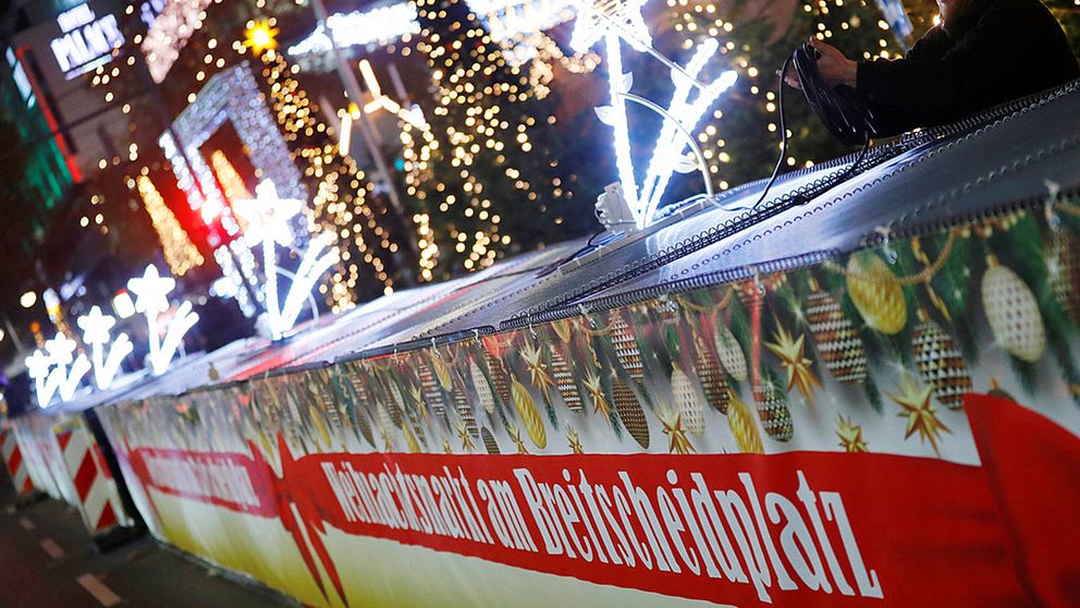 Stålkorgar fyllda med sand har satts upp som skydd mot terrorattacker vid julmarknaden i centrala Berlin.