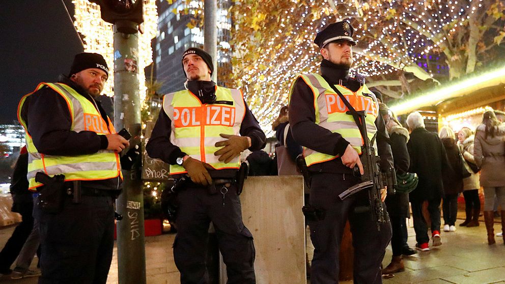 Extra beväpnad polis förstärker säkerheten vid julmarknaden i centrala Berlin.