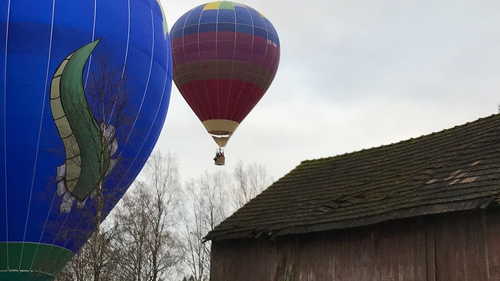 en luftballong i luften över en gammal lada