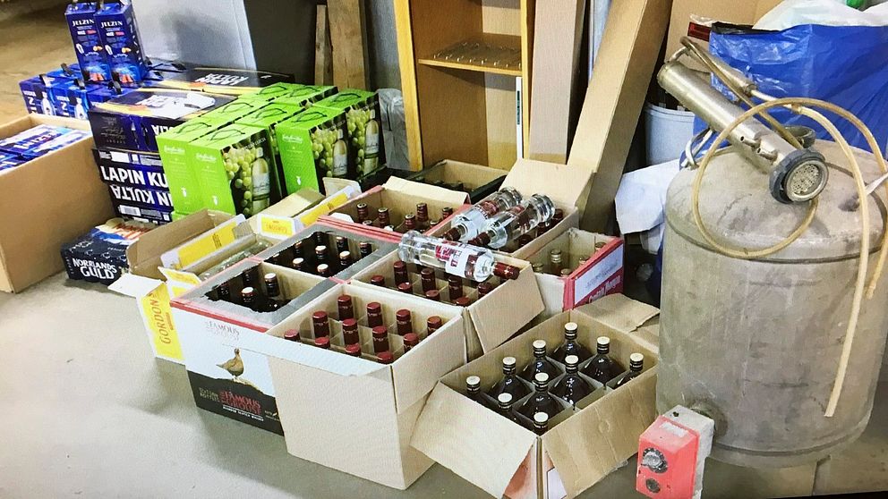 Bild från polisens husrannsakan, på bilden syns 70 liter starköl, 96 liter vin, 237 liter sprit samt en hembränningsapparat.