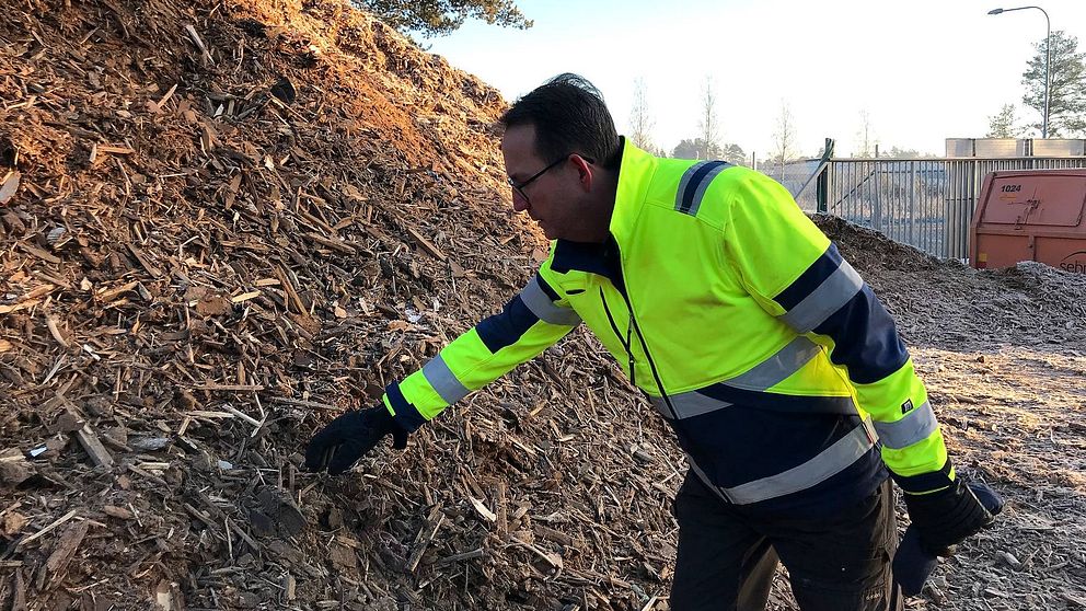 – Det är det här materialet som brinner, berättar Per Grankvist, regionchef för Veolia som är delägare i Sebnor Recycling i Timrå.