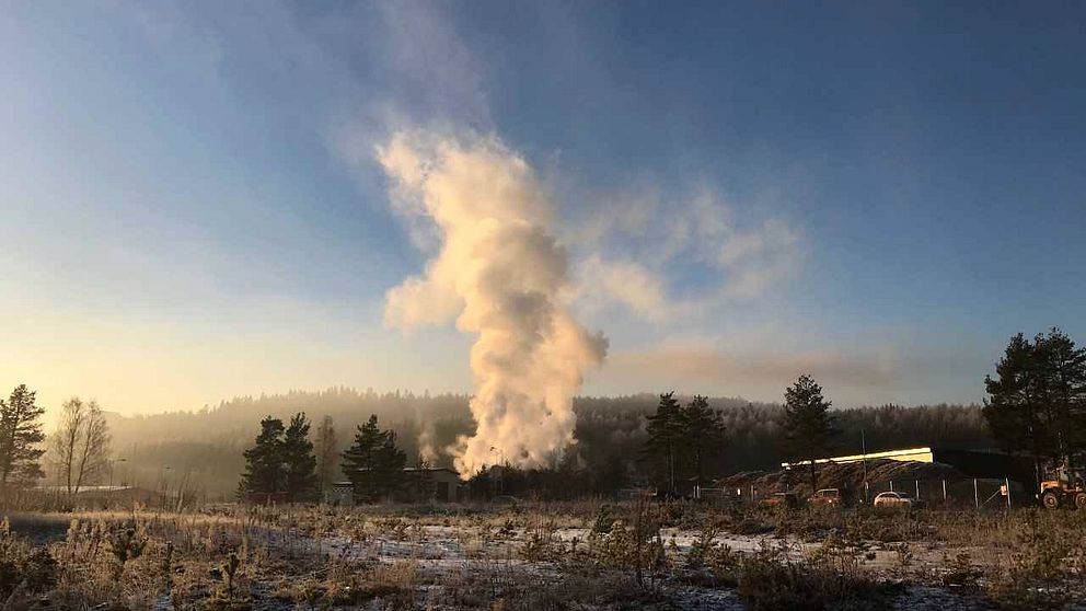 Det är främst den kraftiga rökutvecklingen som är problemet med flisbranden i Timrå.