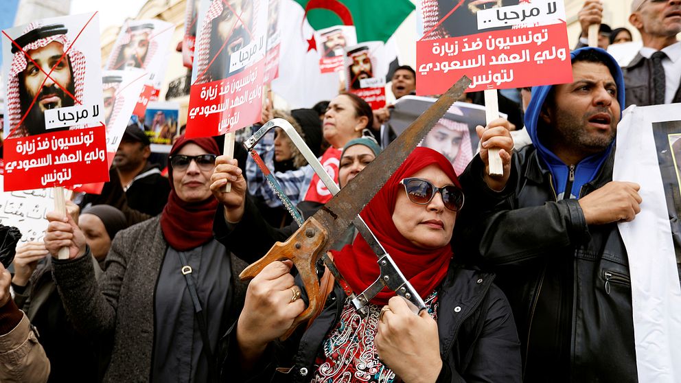 Demonstranter i Tunisien håller upp sågar i protest mot Saudiarabiens kronspring Mohammed bin Salmans besök till landet.