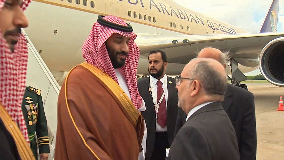 Mohammed bin Salman landar i Argentina inför G20-mötet och tas emot av landet utrikesminister Jorge Marcelo Faurie.