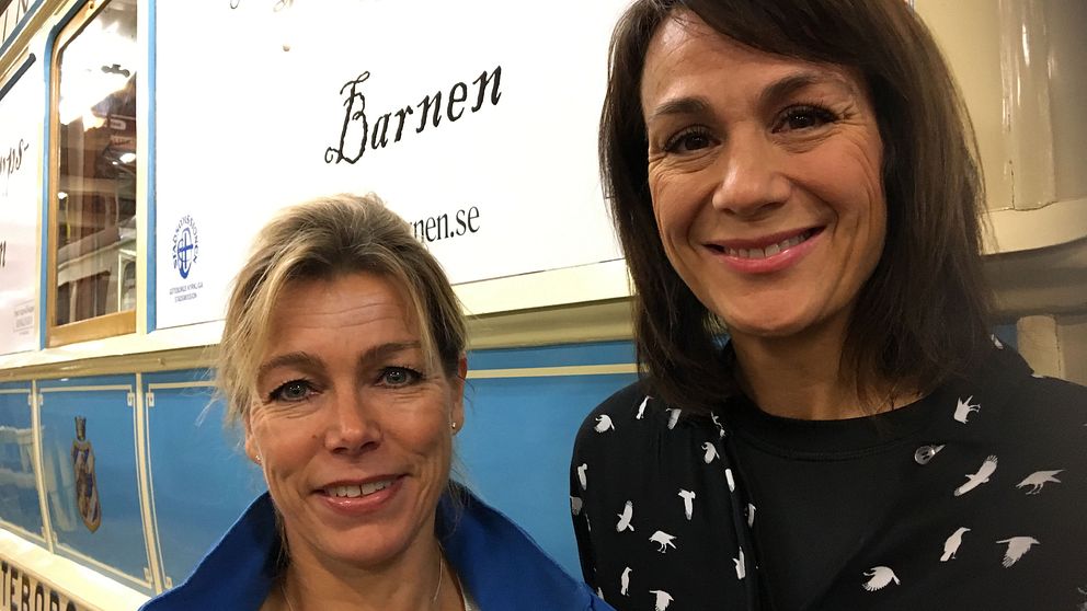 En bild på Anette Tingets och Alexandra Zazzi utanför en spårvagn.