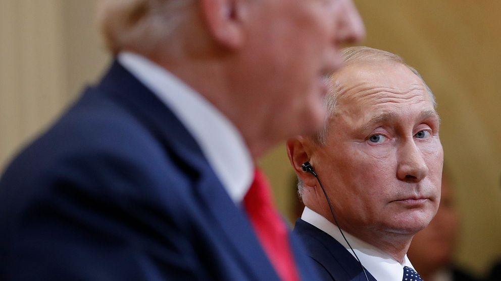 Rysslands president Vladimir Putin tittar på USA:s Donald Trump under en presskonferens.