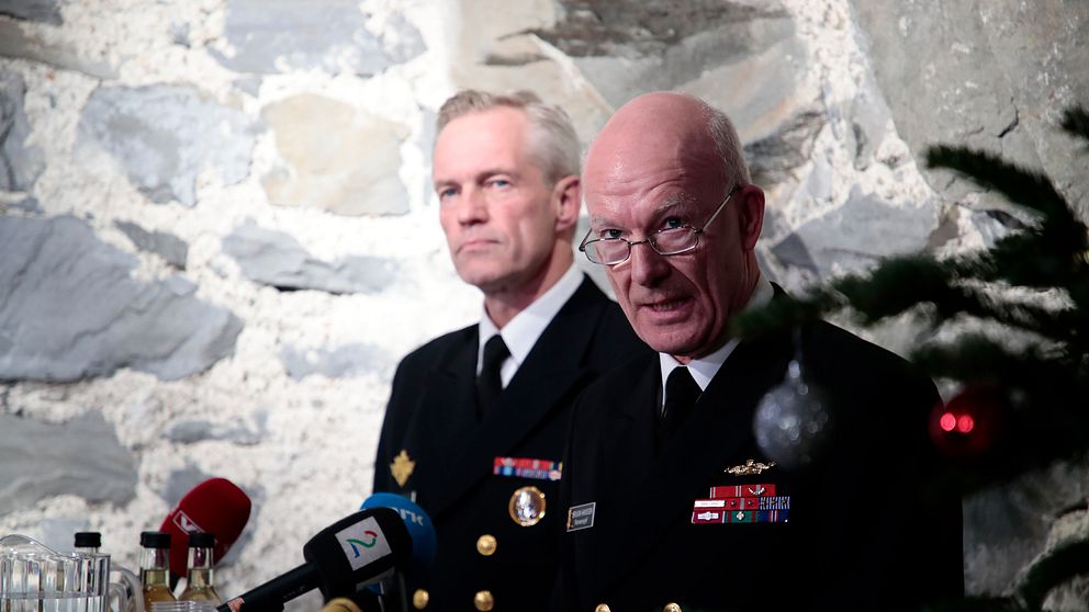 Norges överbefälhavare Haakon Bruun-Hanssen, höger, och marinchefen Nils Andreas Stensones  kommenterar haverikommissionens preliminära rapport den 29 november 2018.