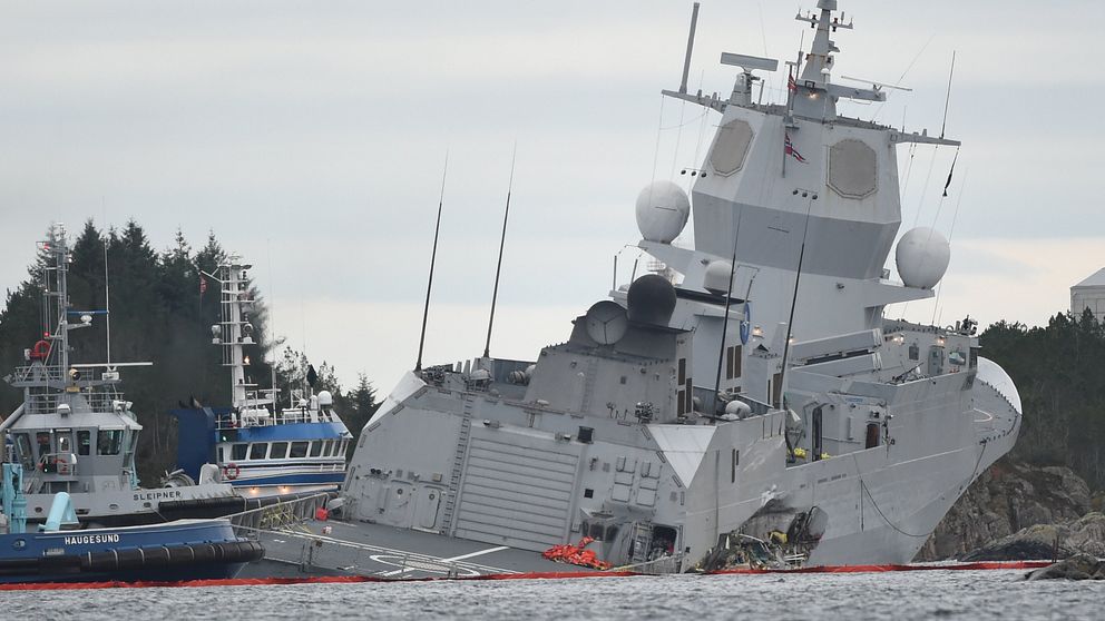 Fregatten Helge Ingstad fotograferad efter att fartyget bogserats till land den 8 november 2018.