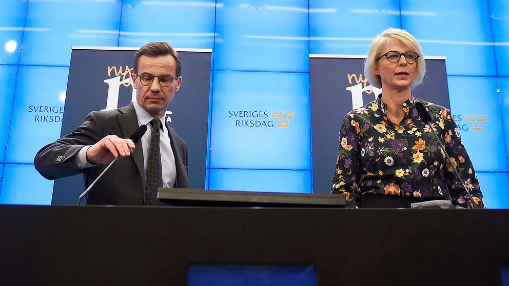 Moderaternas partiledare Ulf Kristersson och ekonomisk-politiska talesperson Elisabeth Svantesson (M) presenterar partiets budgetmotion vid en pressträff i riksdagens presscenter.