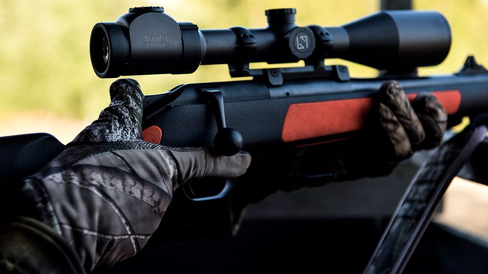 En joggare blev skadeskjuten av en jägare i Skåne på torsdagen. Polisen misstänker att det var en olycka. Jägaren på bilden är en annan jägare.