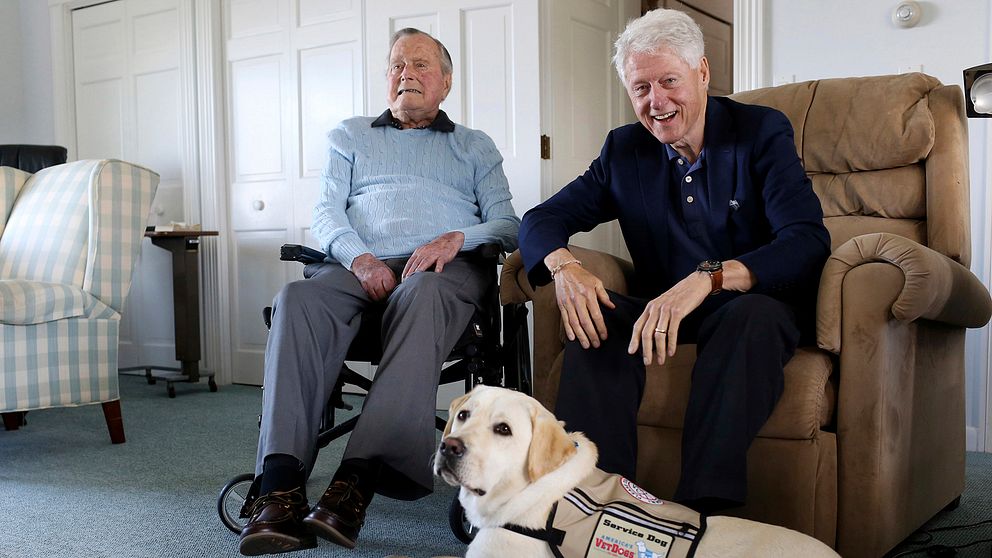 George H W Bush och Bill Clinton poserar tillsammans med Bushs vårdhund Sully i juni 2018.