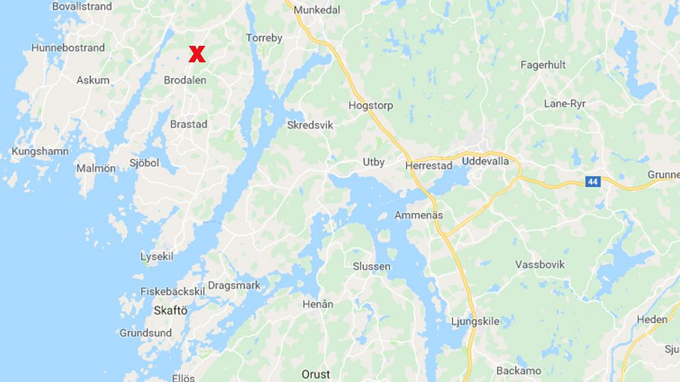 Olyckan inträffade på väg 162 i Lysekils kommun. Mannen som färdades i personbilen avled senare på sjukhus.