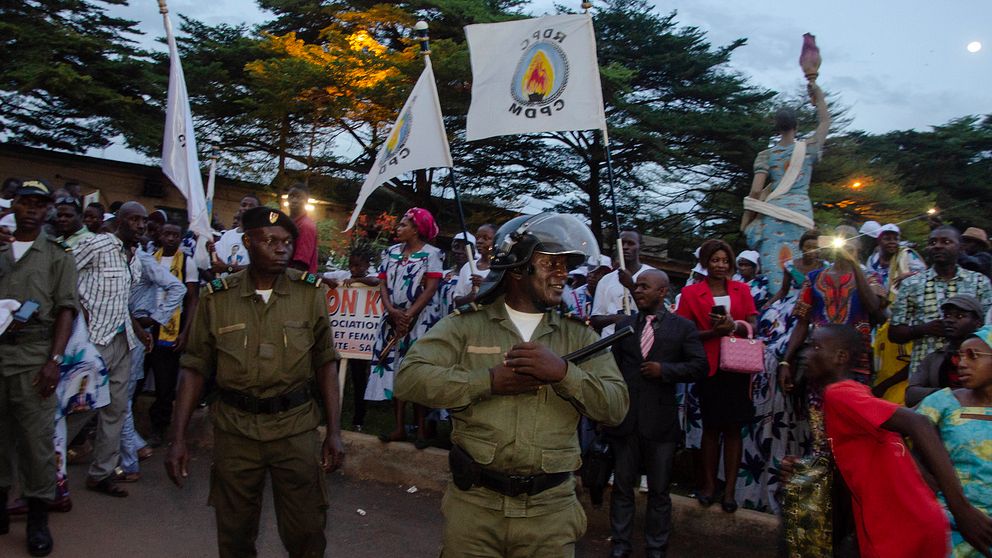 Anhängare som firar efter att Paul Biya vunnit presidentvalet i slutet på oktober.