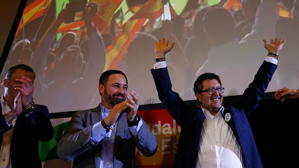 Vox-ledaren Santiago Abascal och den regionale kandidaten Francisco Serrano firar efter söndagens val i Andalusien.