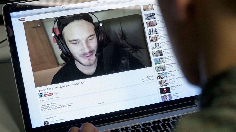 En person tittar på ett av Pewdiepies Youtubeklipp på en dator