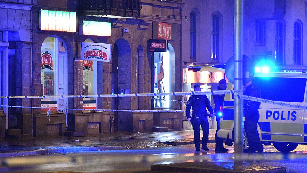 Under söndagskvällen avlossades flera skott mot en pizzeria i centrala Malmö.