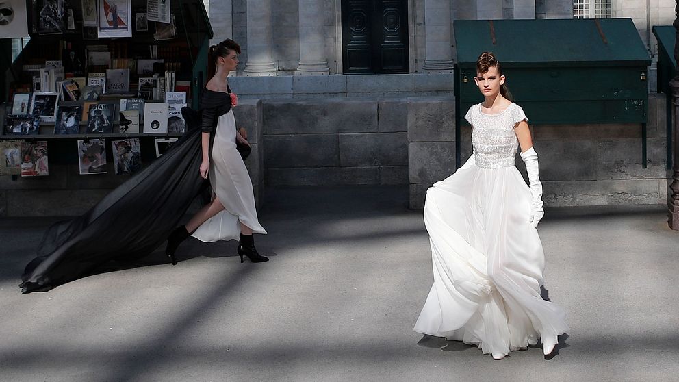 Modeller visar upp Chanel-kreationer i samband med deras höstvisning i Paris i somras.