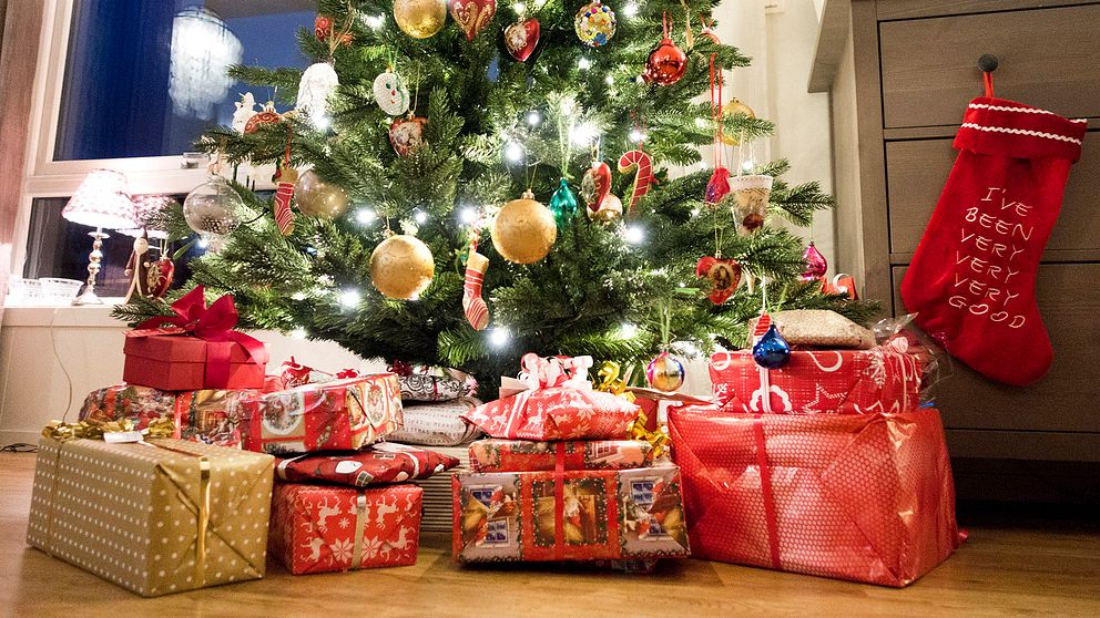 Julklappar under en gran.