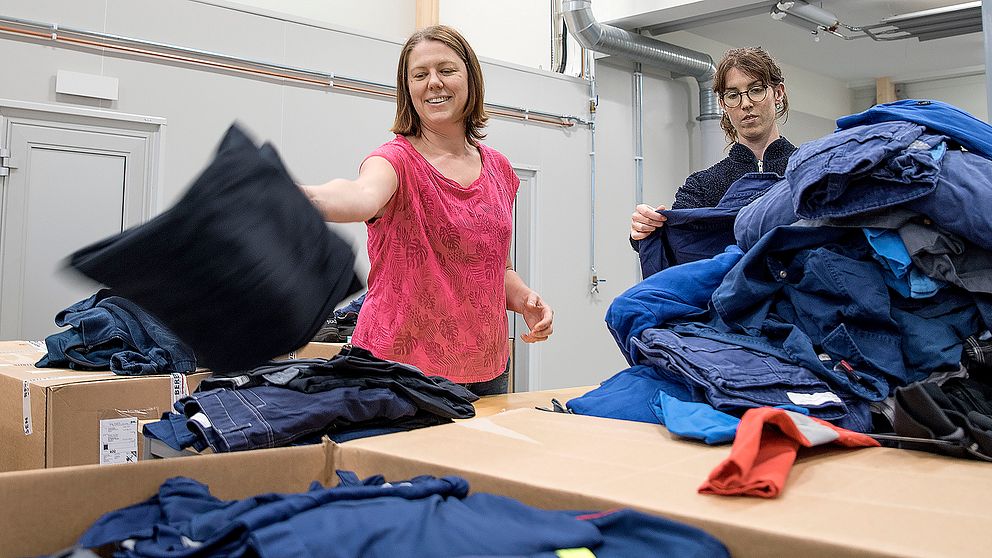 Projektledare Susanne Eriksson och sorteringsledare Tove Runefelt sorterar textilier