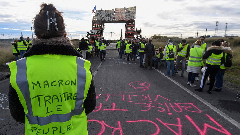 Demonstranter i gula västar