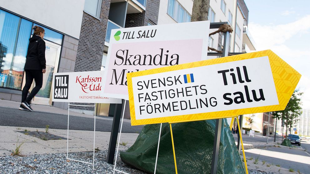 Skyltar från olika mäklarfirmor gör reklam för lediga lägenheter i ett nybyggt område i Sundbyberg