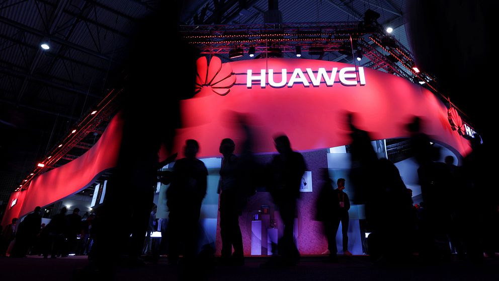 Silhouetter framför en Huawei-monter