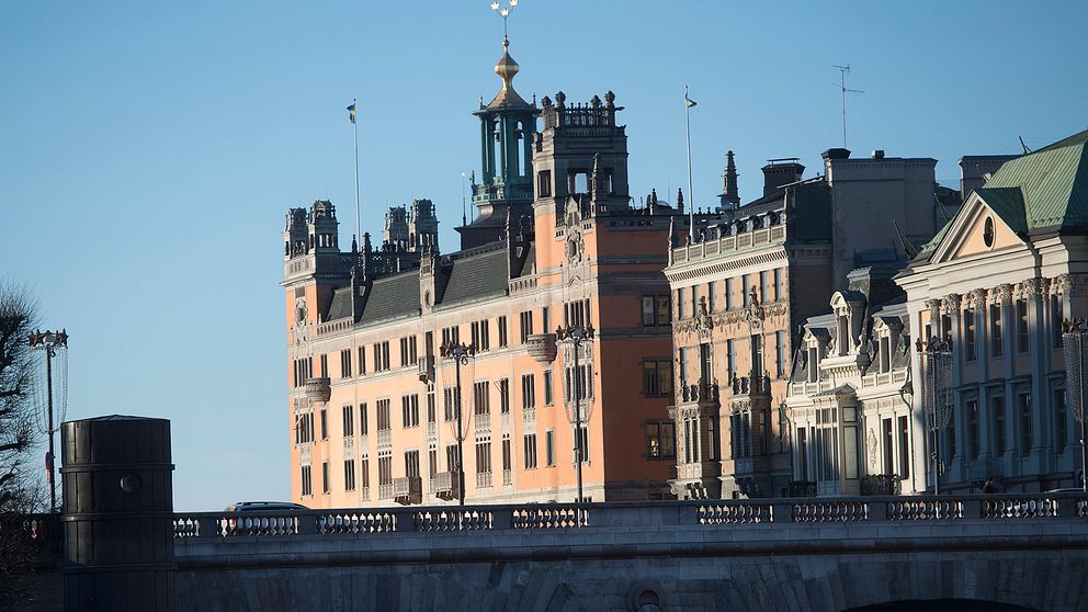 Rosenbad med Riksbron i förgrunden.