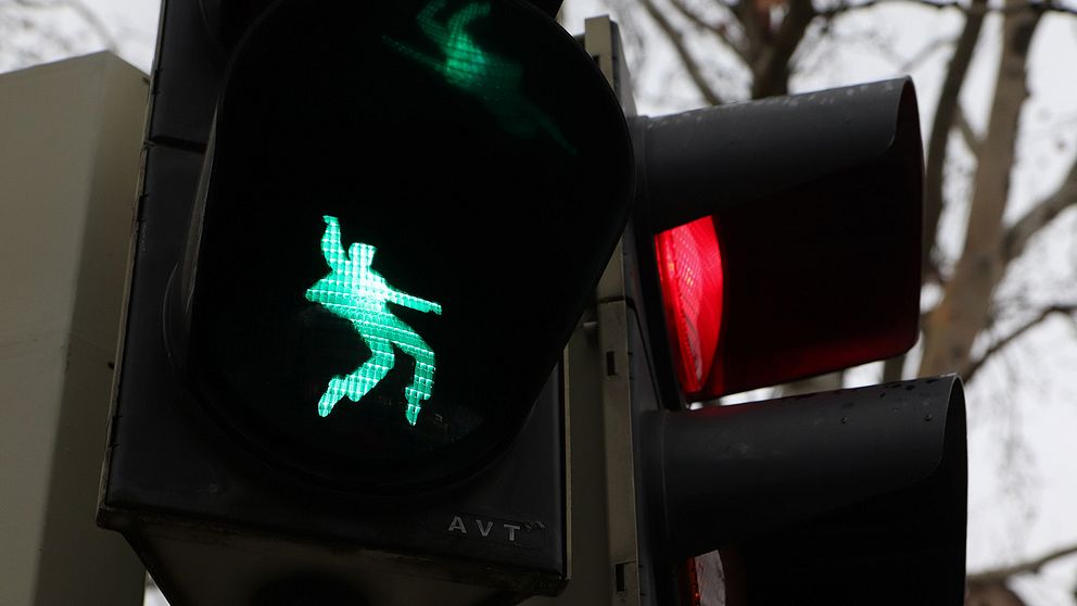 Elvis dansar loss på trafikljuset i Friedberg, Tyskland.