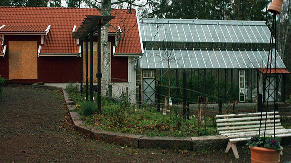 Hus med vidbyggt växthus