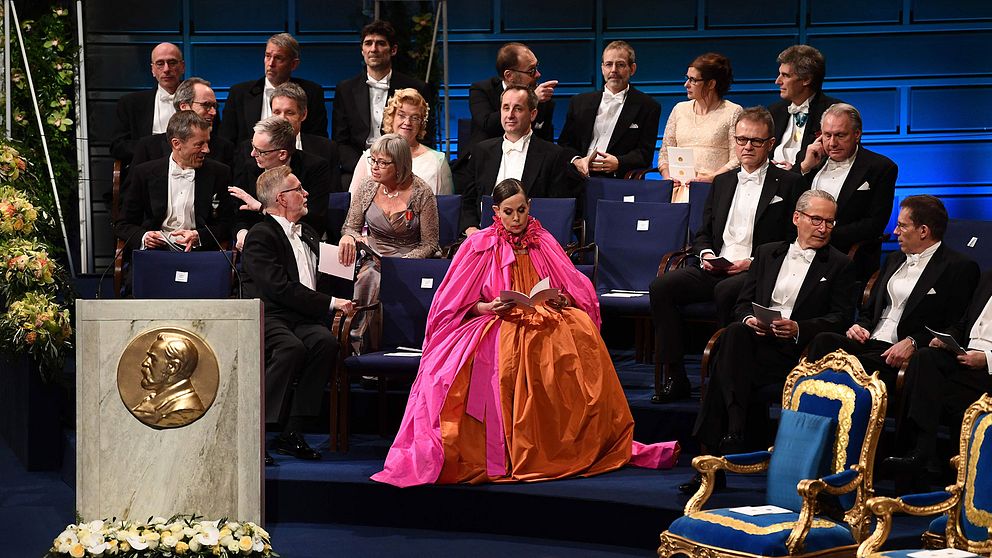 Sara Danius på scenen under Nobelgalan tillsammans med medlemmar i Nobelstiftelsen.