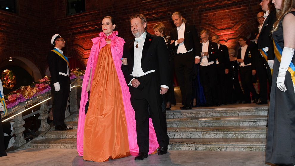 Sara Danius omtalade klänning i orange och cape i cerise är båda gjorda av Pär Engsheden.