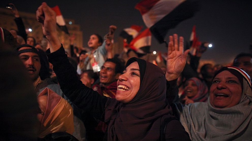 En egyptisk kvinna firar nyheten om att presidenten Hosni Mubarak avgår.
