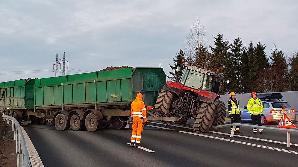 En traktor ställde till det i morgontrafiken utanför Lund.
