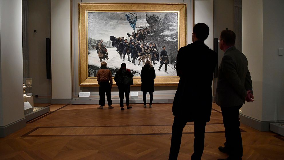 Besökare tittar på tavla i Nationalmuseum.