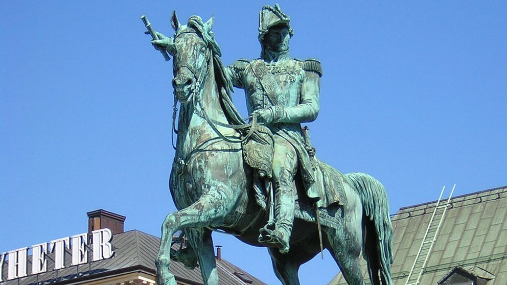 Nu återinvigs statyn av kungafamiljens anfader Karl XIV Johan och flyttas till Slottsbacken.