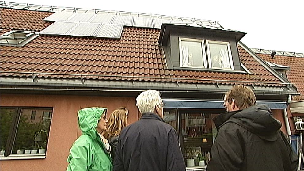 På radhusets tak sitter sedan ett år tillbaka tolv solcellspaneler. Henrik och Jenni Lindkvist i Linköping skulle gärna ha fler. Men reglerna sätter stopp för det.