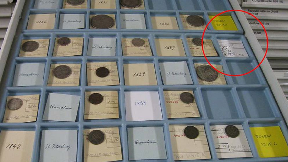 På den här brickan på Kungliga myntkabinettet saknas en så kallad Familjerubel, ett sådant mynt som den tidigare anställde sålde på auktion för en halv miljon kronor.