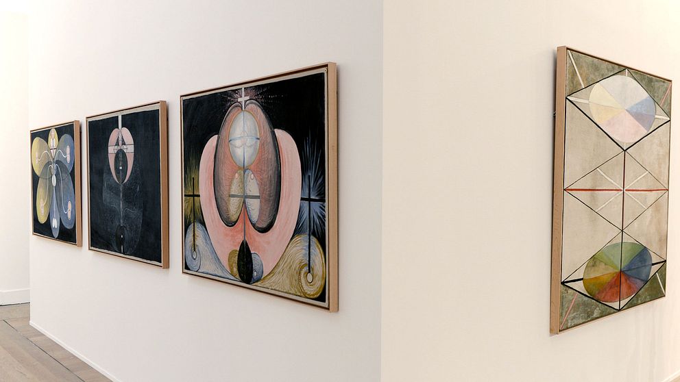 Bild på fyra av konstnären Hilma av Klints konstverk utställda på Moderna museet i Stockholm.