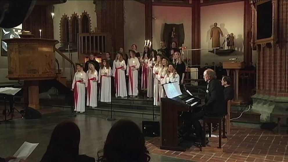 Medelpads lucia Hanna Steringer och hennes tärnor framträdde inför en fullsatt GA-kyrka i Sundsvall på torsdagskvällen.