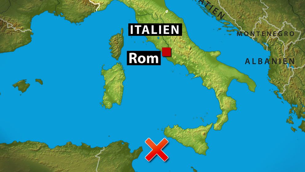 En flyktingbåt med 400 ombord har förlist utanför södra Italiens kust.