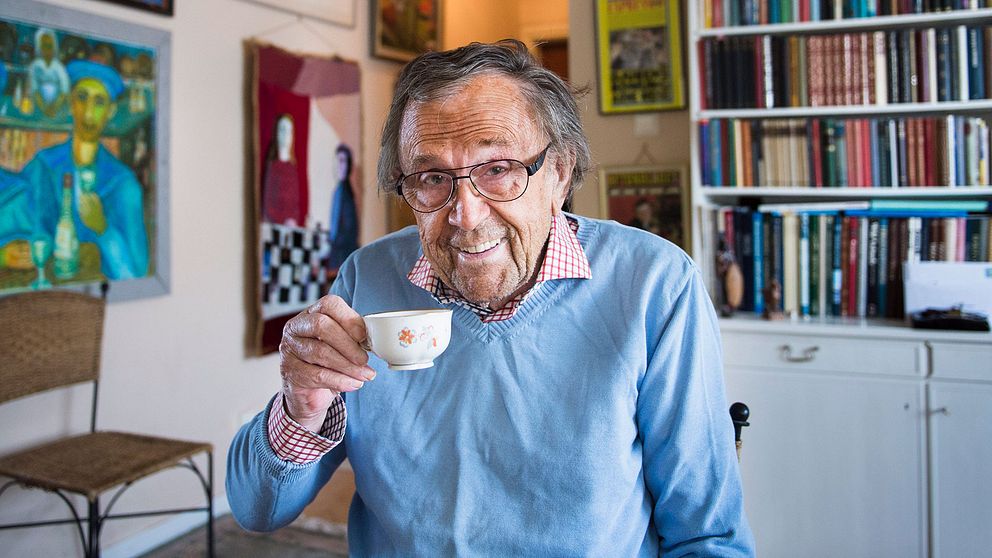Tv-profilen Arne Weise, fotograferad i sin lägenhet inför 85-årsdagen 2015.