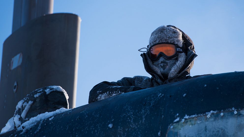 En amerikansk besättningsman ombord på attackubåten USS Hartford som intagit ytläge genom isen Arktis i mars 2018.