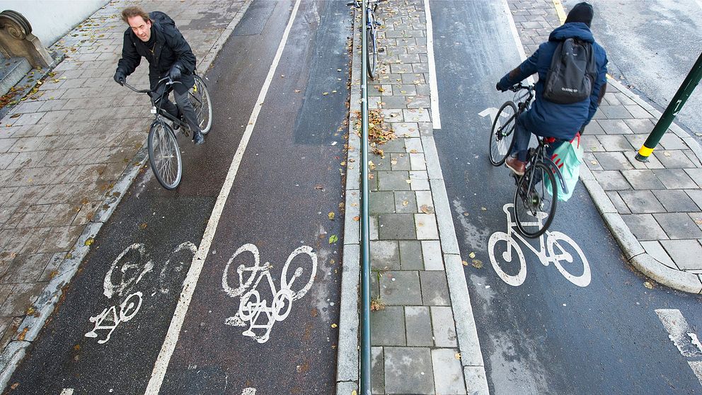 Cyklister cyklar på ändamålsenliga cykelbanor.
